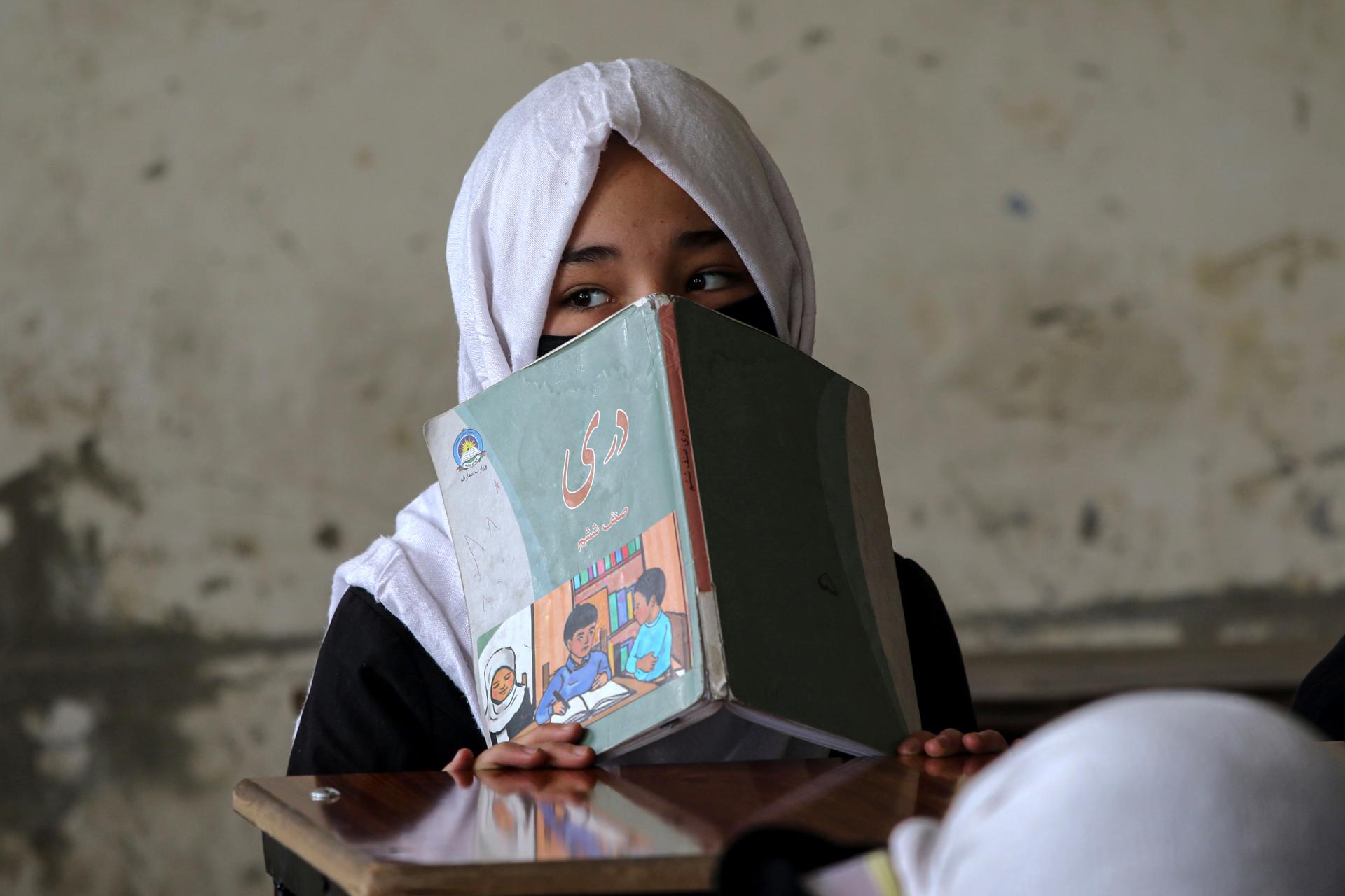 A schoolgirl attending up to primary grade classes sits in a classroom at the start of the new academic year in Kabul, Afghanistan, 25 March 2023. EFE-EPAFILE/SAMIULLAH POPAL