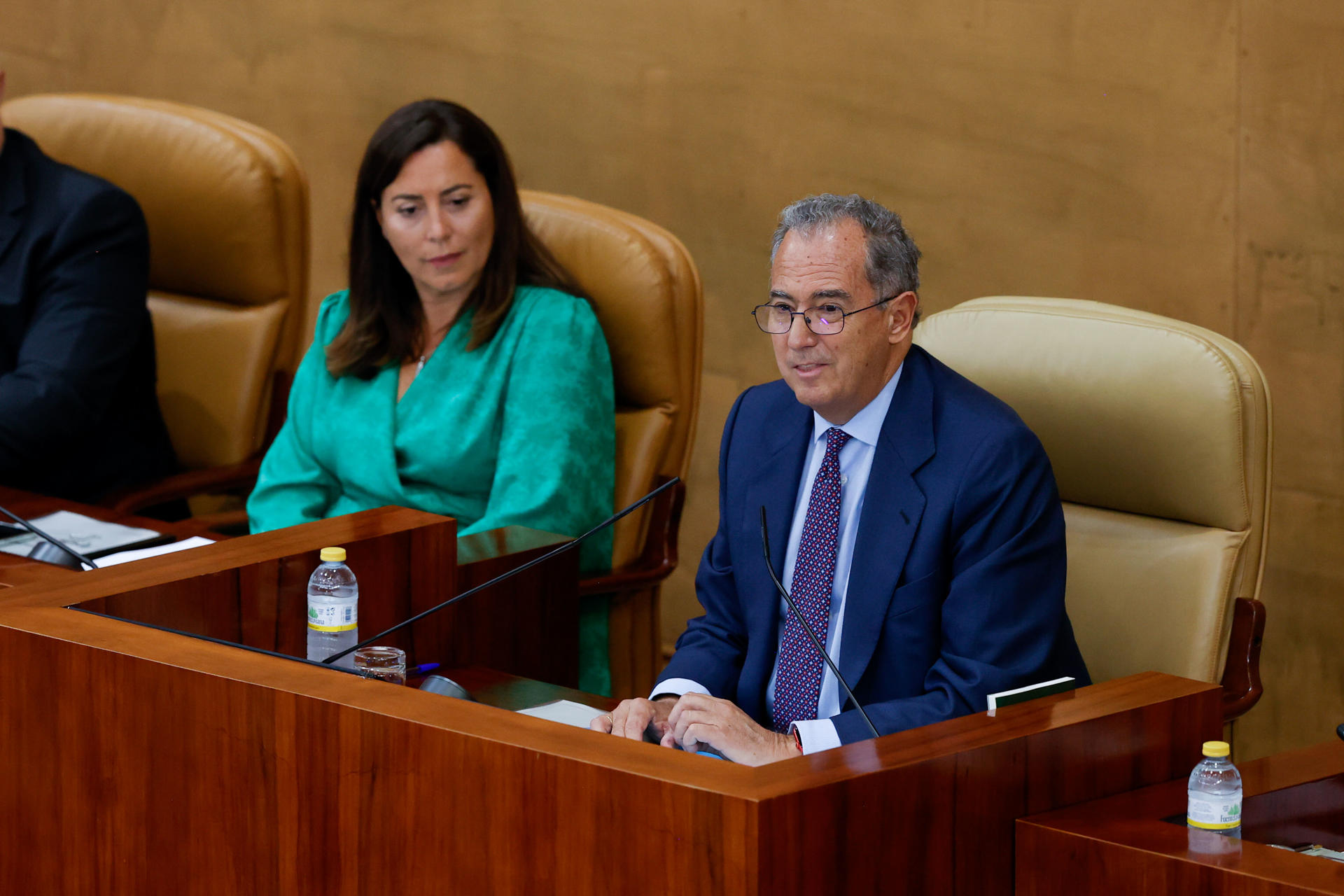 El nuevo presidente de la Asamblea Enrique Ossorio (d) y su vicepresidenta Ana Millán (i) toman posesión de sus cargos tras las votaciones para la constitución de la Asamblea de Madrid. EFE/ Juan Carlos Hidalgo