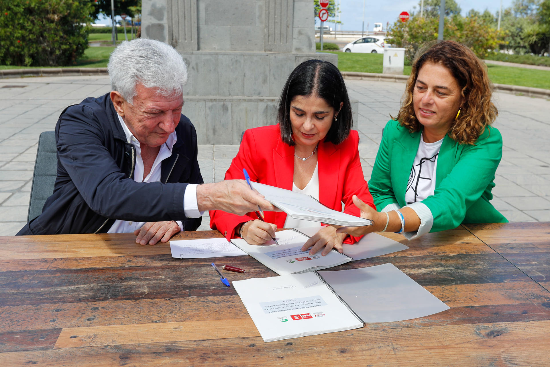 Carolinas Darias (c), Pedro Quevedo (i) y Gemma Martínez (d) firman el acuerdo entre PSOE, NC y Unidas Sí Podemos en el Ayuntamiento de Las Palmas de Gran Canaria. EFE/Elvira Urquijo Á.