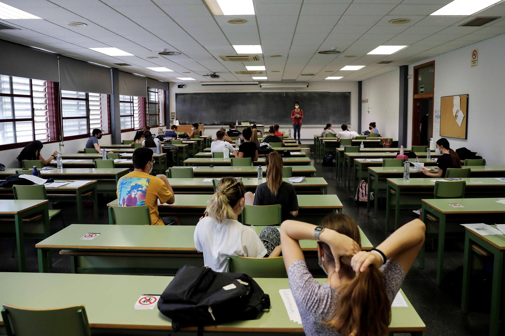 Imagen de archivo de varios estudiantes antes del inicio de las Pruebas de Acceso a la Universidad (PAU). EFE/Ana Escobar