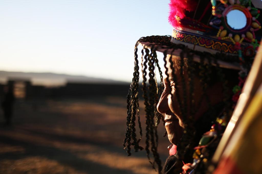 Una mujer aymara recibe hoy los rayos del sol durante la celebración del año nuevo andino amazónico chaqueño 5531, en la ciudadela prehispánica de Tiahuanaco (Bolivia). EFE/Luis Gandarillas
