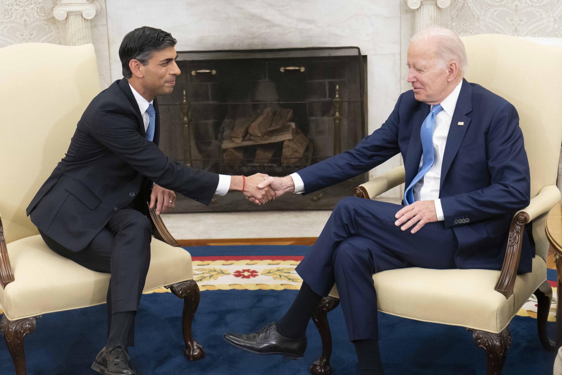 British Prime Minister Rishi Sunak (l) and US President Joe Biden (r) meet at the White House in Washington DC on June 8, 2023, to sign the so-called "American Declaration." EFE/EPA/BONNIE CASH / POOL
