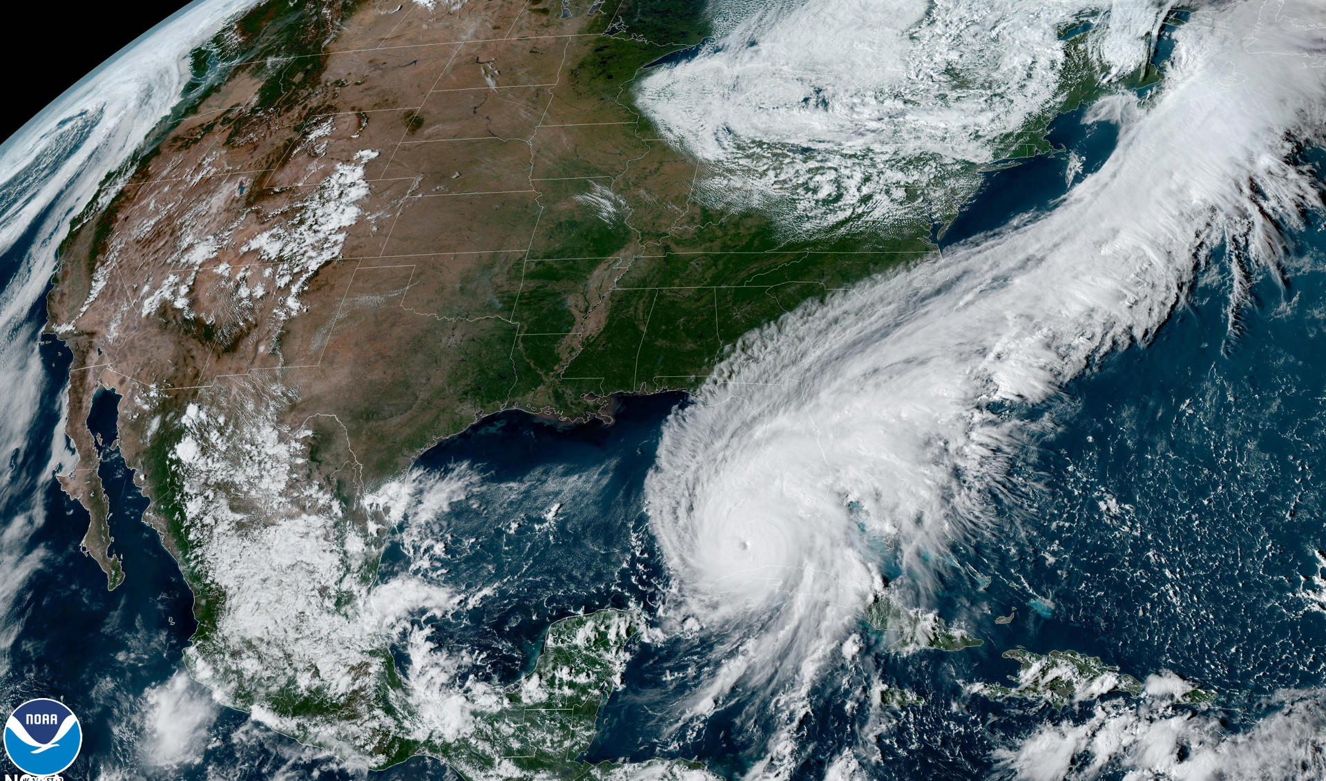 Fotografía cedida por la Oficina Nacional de Administración Oceánica y Atmosférica (NOAA) donde se aprecia al huracán Ian visto desde el satélite GOES-East de esta agencia estadounidense, el 27 de septiembre de 2022. EFE/NOAA