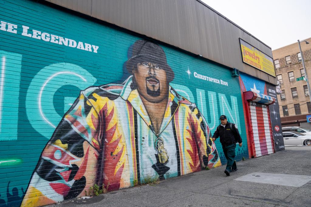 Un hombre camina frente a un mural dedicado al rapero latino Big Pun hoy, en New York (Estados Unidos). EFE/Ángel Colmenares
