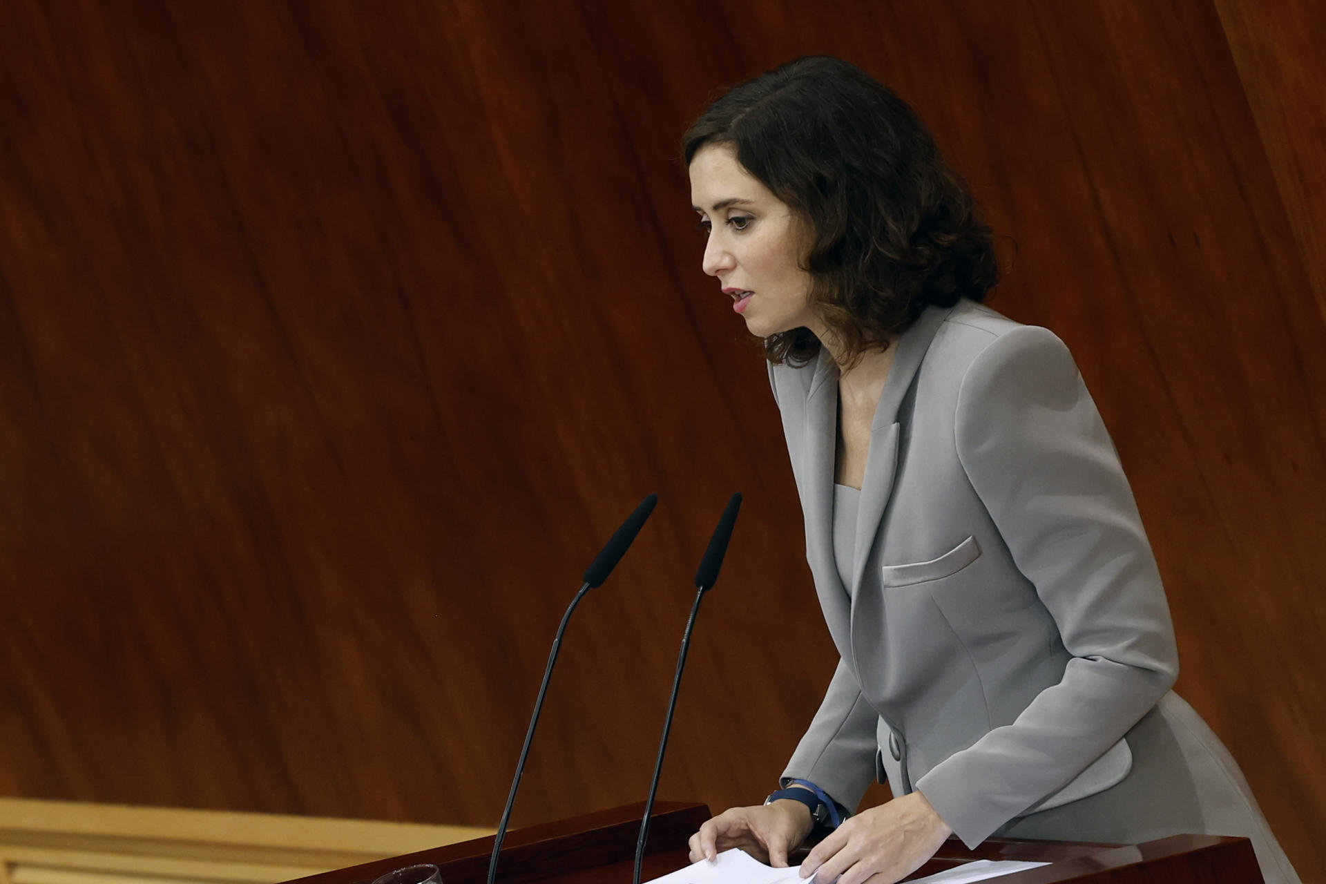 La candidata del PP a presidir la Comunidad de Madrid, Isabel Díaz Ayuso, interviene en el debate de su investidura, este miércoles en la Asamblea de Madrid. EFE/ J.J.Guillen