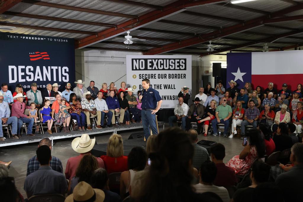 El gobernador de Florida y precandidato presidencial, Ron DeSantis (c), habla durante un acto de campaña, en Eagle Pass, Texas (EE.UU.), este 26 de junio de 2023. EFE/EPA/Adam Davis
