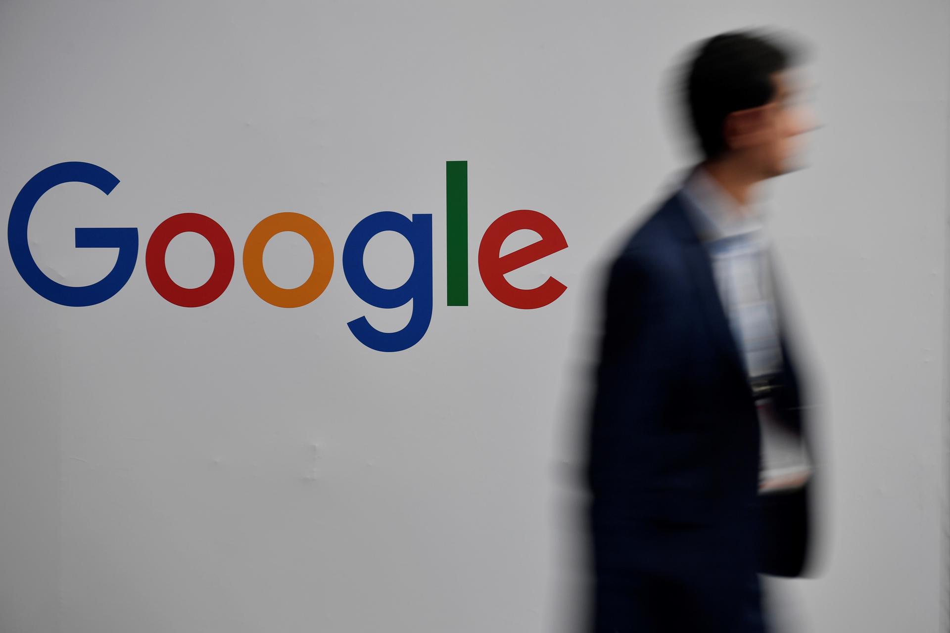 Vista de un hombre que pasa frente al logo de Google, en una fotografía de archivo. EFE/Julien de Rosa