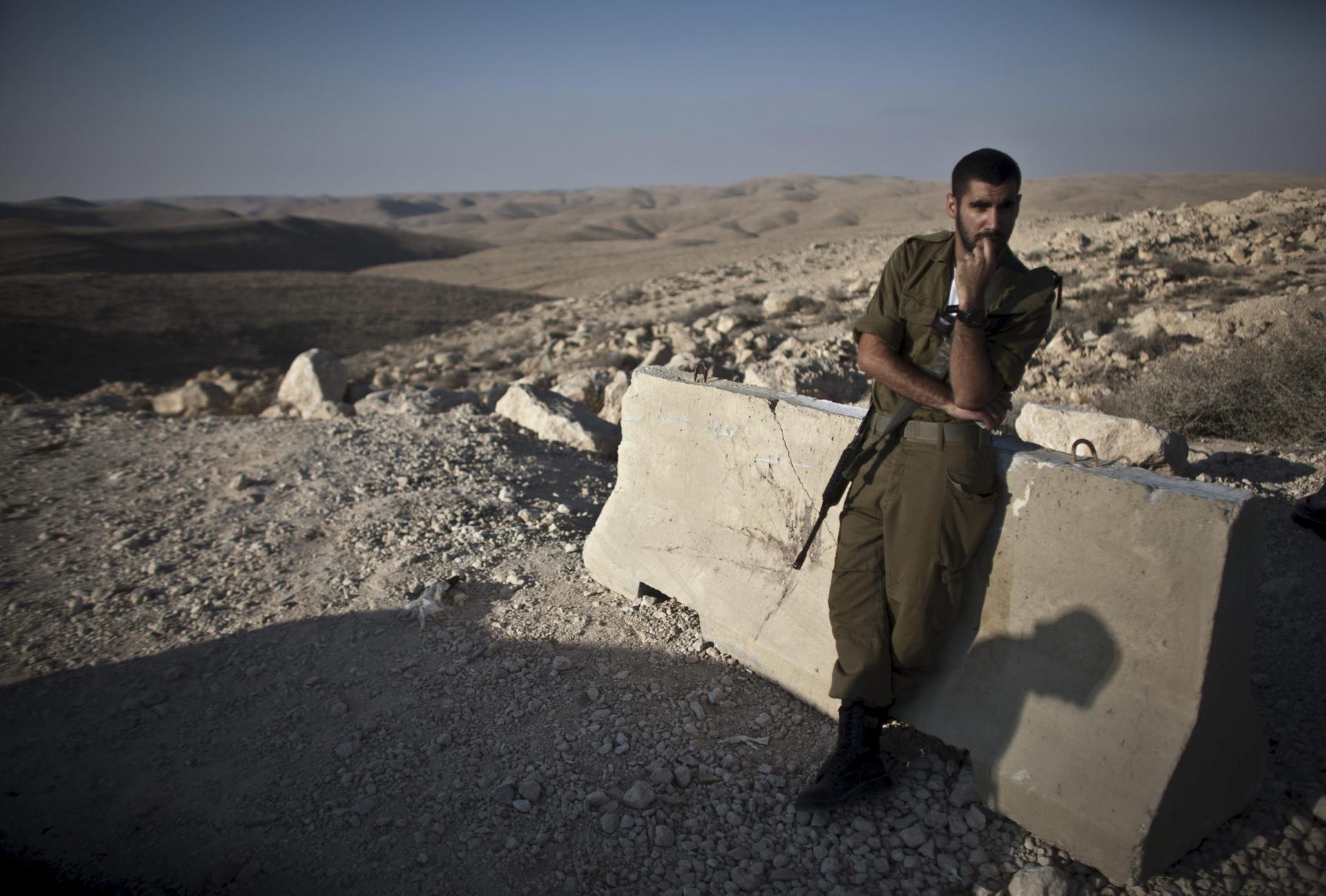 (FILE) An Israeli solders stands on a vantage point outside the Sagi Mount base, southern Israel, at the Israeli-Egypt border, 21 September 2012.  EPA/OLIVER WEIKEN