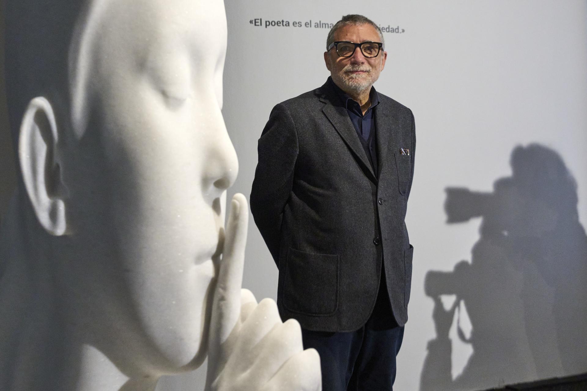 El escultor Jaume Plensa junto a una de sus obras. EFE/Alejandro Garcia