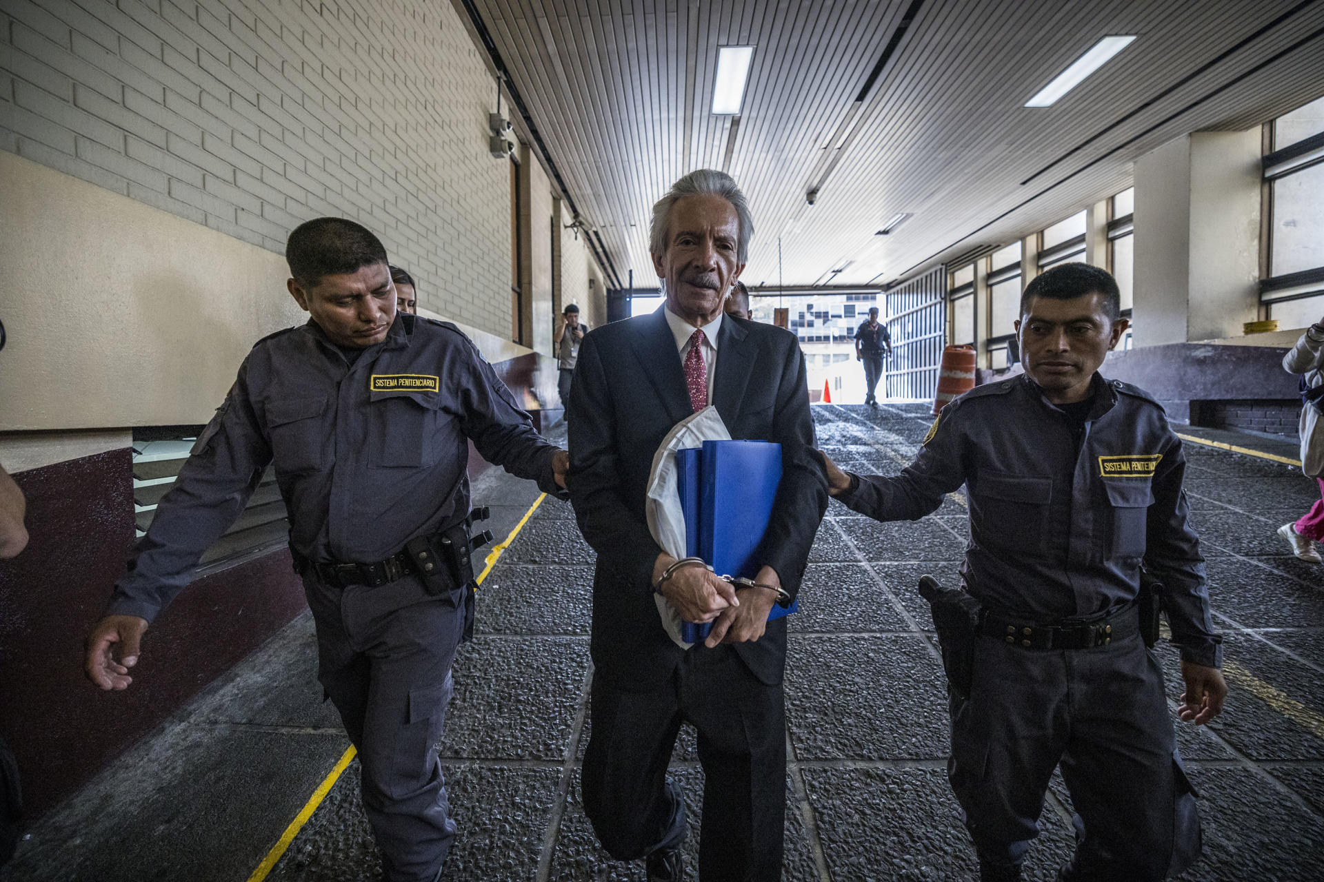 El periodista José Rubén Zamora (c) fue registrado este miércoles, 14 de junio, a su llegada a la Torre de Tribunales, para asistir a la audiencia en la que se espera se conozca la sentencia por su presunta participación un caso de lavado de dinero, chantaje y asociación ilícita, en Ciudad de Guatemala (Guatemala). EFE/Esteban Biba