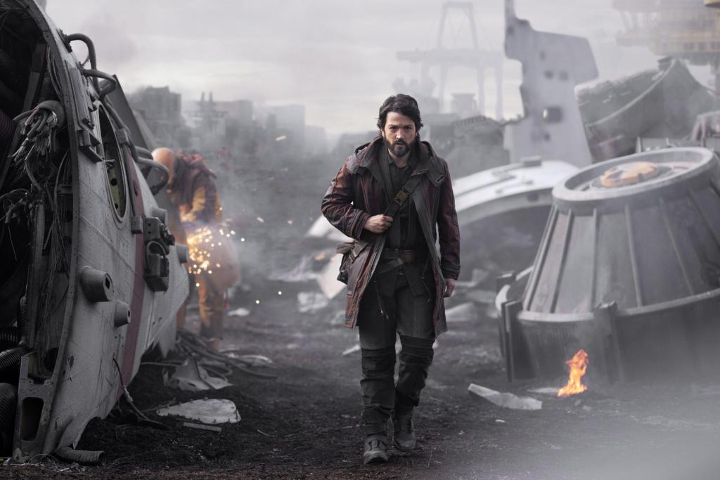 Fotograma cedido por Lucas Film donde aparece Diego Luna en el papel del agente rebelde Cassian Andor, durante una escena de la serie "Andor" creada por Tony Gilroy. EFE/Lucas Film
