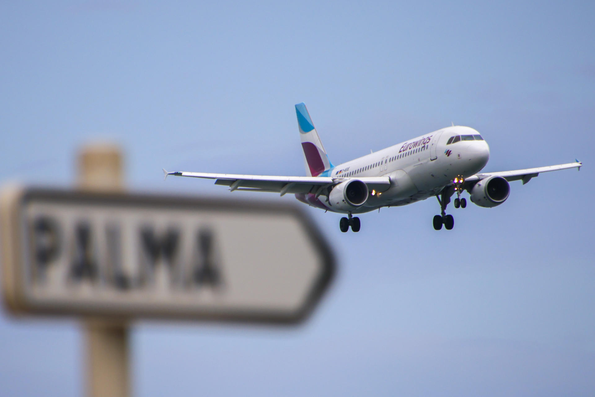 Imagen de archivo de un avión sobrevolando el aeropuerto de Palma de Mallorca. EFE/ Cati Cladera