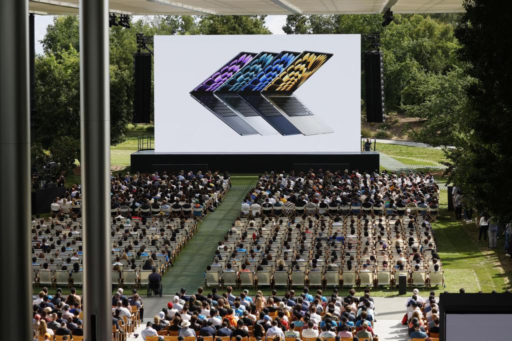 Varias personas participan en la Conferencia Mundial de Desarrolladores (WWDC), que se desarrolla en la sede de Apple Park en Cupertino, California, este 5 de junio de 2023. EFE/John G. Mabanglo
