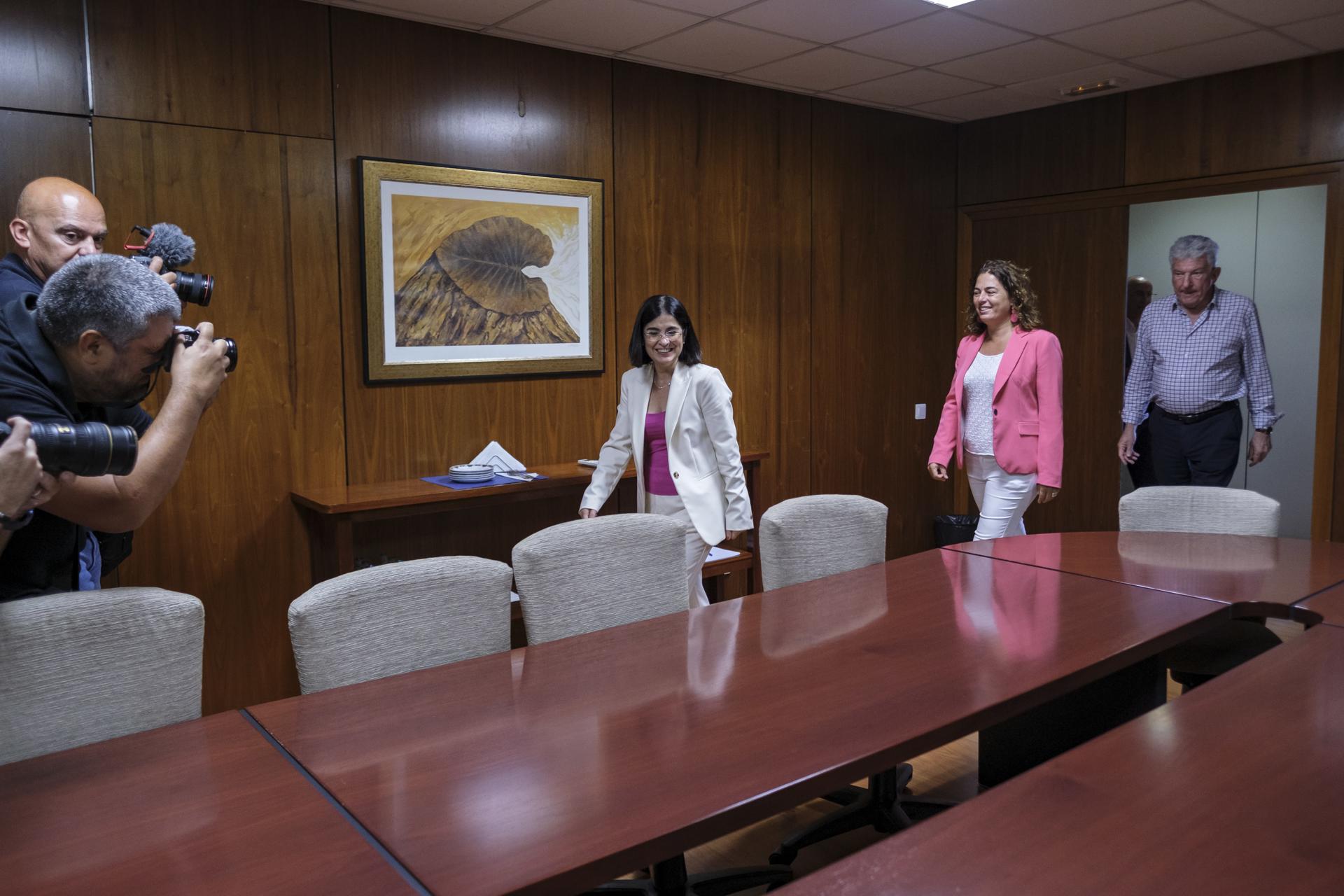 La exministra de Sanidad Carolina Darias (3d), del PSOE, ha acudido este lunes primera hora a las oficinas municipales de Las Palmas de Gran Canaria como nueva alcaldesa de la ciudad, acompañada por sus dos socios de gobierno, Pedro Quevedo (1d), de Nueva Canarias, y Gemma Martínez (2d), de Unidas Sí Podemos. EFE/Ángel Medina G.
