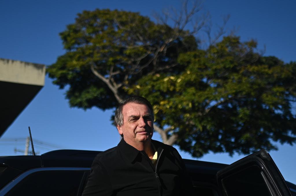 El expresidente de Brasil, Jair Bolsonaro, llega este 29 de junio de 2023 al aeropuerto de Brasília (Brasil). EFE/Andre Borges
