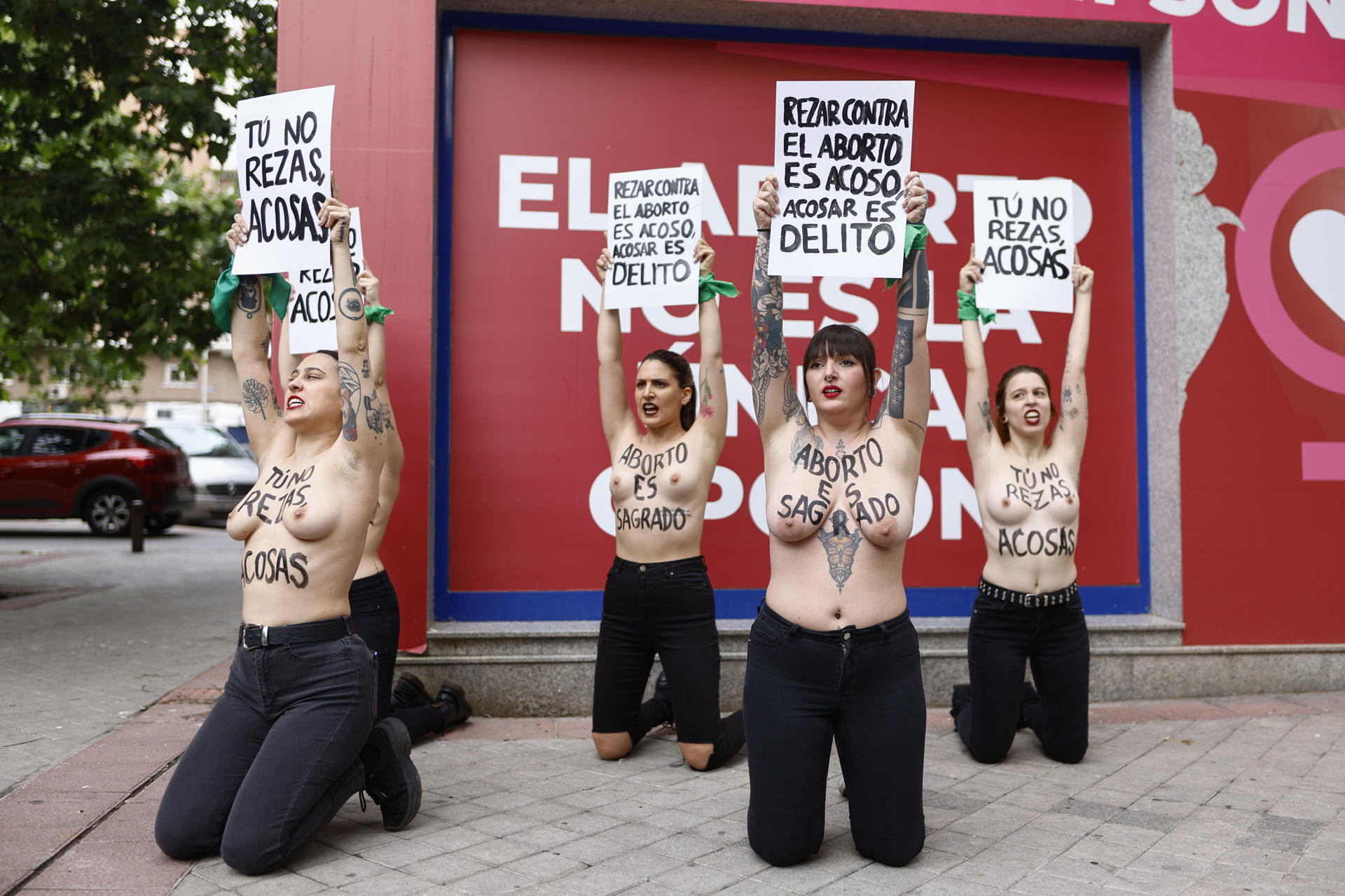 Activistas de Femen Spain realizan una acción por el acoso liderado por grupos católicos a las clínicas de IVE (Interrupción Voluntaria del Embarazo) en España, este viernes, en Madrid. EFE/ Rodrigo Jiménez