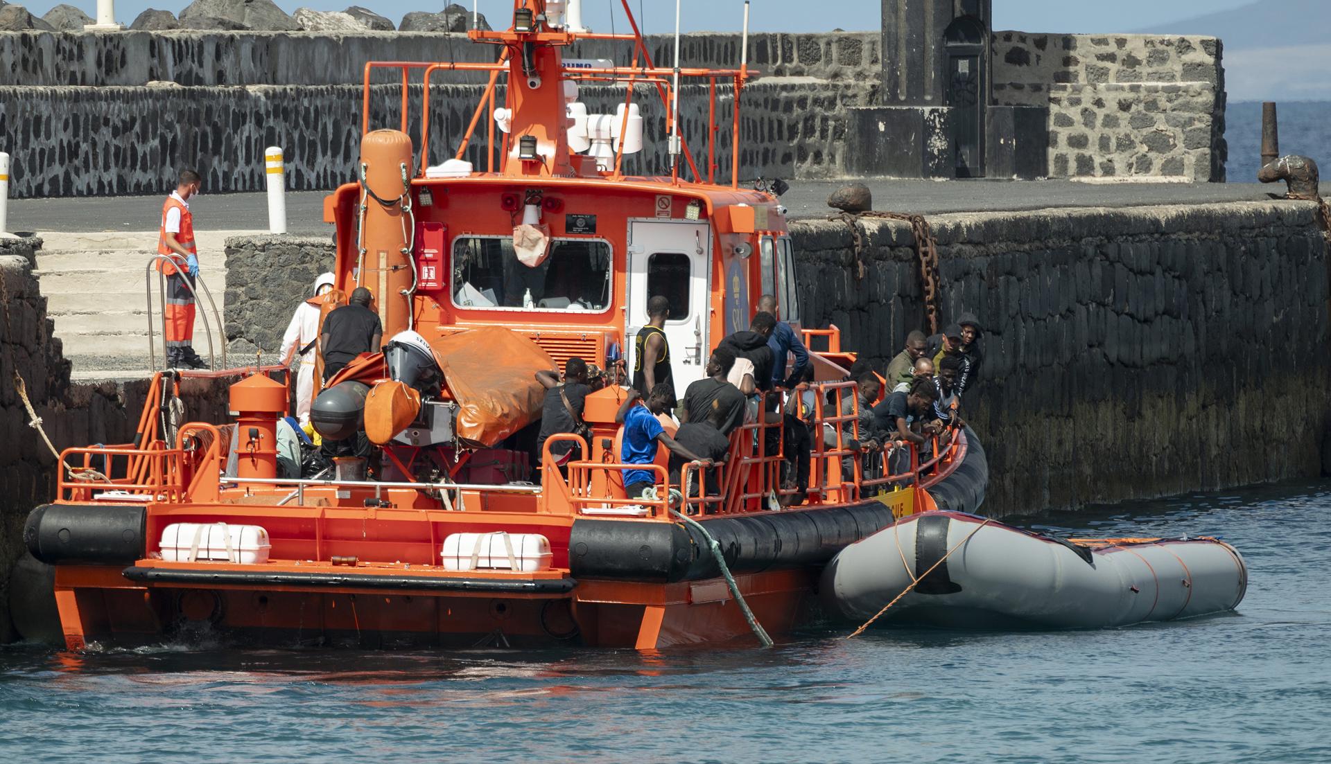 Foto de archivo de la llegada a Lanzarote de un barco de Salvamento Marítimo con una zódiac rescatada. EFE/ Adriel Perdomo