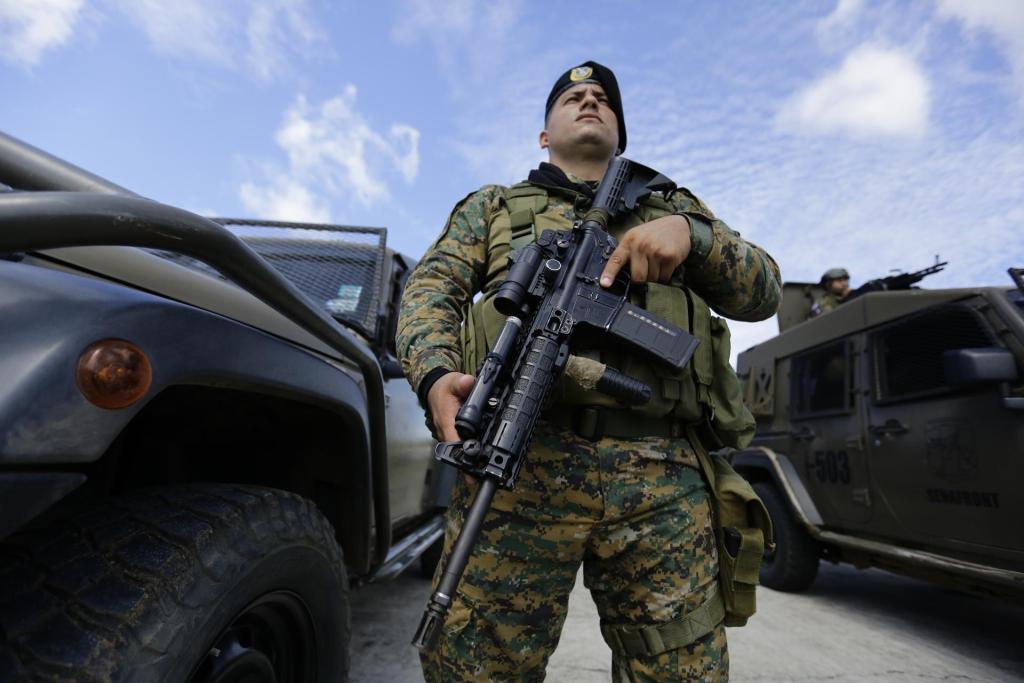 Militares forman hoy, durante el lanzamiento de una campaña para reforzar la seguridad, en el Metetí (Panamá). EFE/Carlos Lemos
