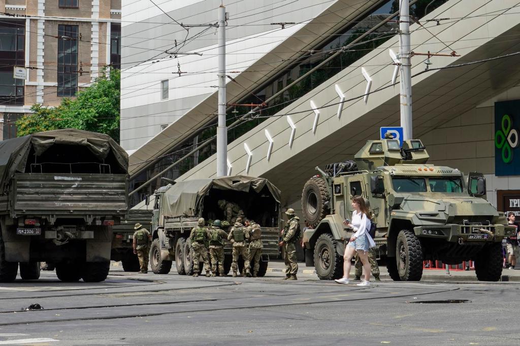 Soldados de la compañía militar privada (PMC) Wagner Group en una calle en Rostov-on-Don, en el sur de Rusia, el pasado sábado 24 de junio