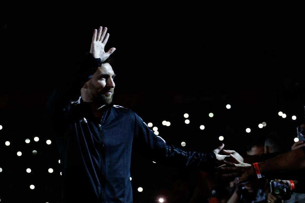 Lionel Messi enters Maxi Rodríguez's farewell match at the Coloso Marcelo Bielsa stadium, in Rosario (Argentina).  EFE/Juan Ignacio Roncoroni
