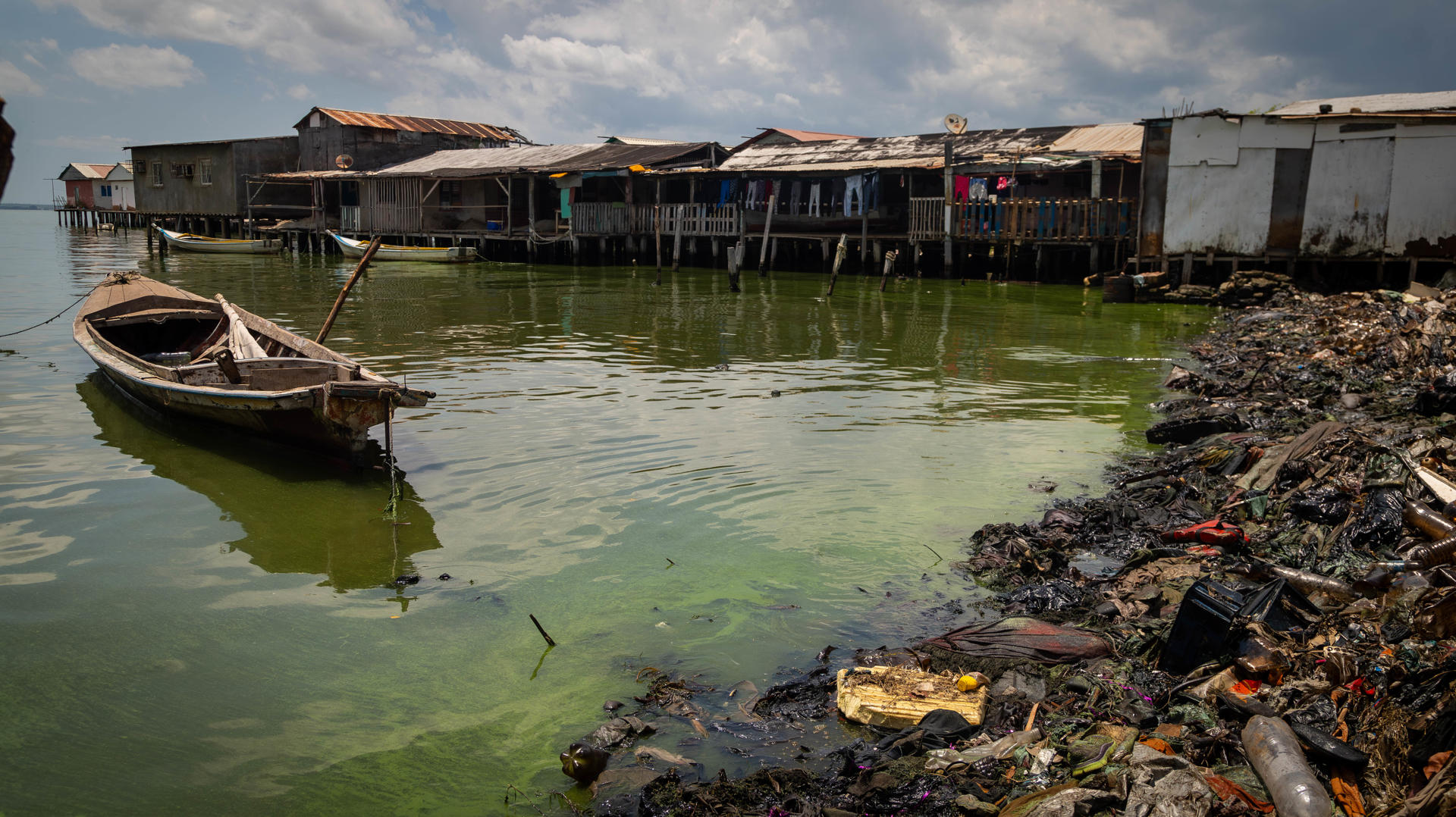 A 22 June 2023 photo of an oil spill at Lake Maracaibo (Venezuela). EFE/Henry Chirinos
