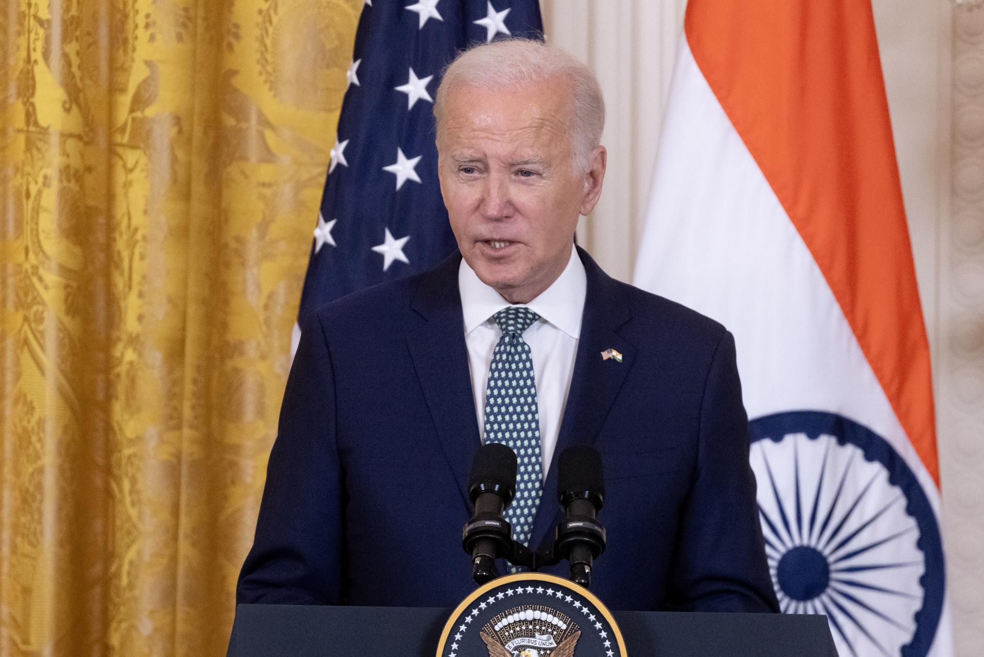 El presidente de EE.UU., Joe Biden (d), habla durante una rueda de prensa, junto al primer ministro indio, Narendra Modi (fuera de cuatro), este 22 de junio de 2023, en la Casa Blanca, Wahington. EFE/Michael Reynolds