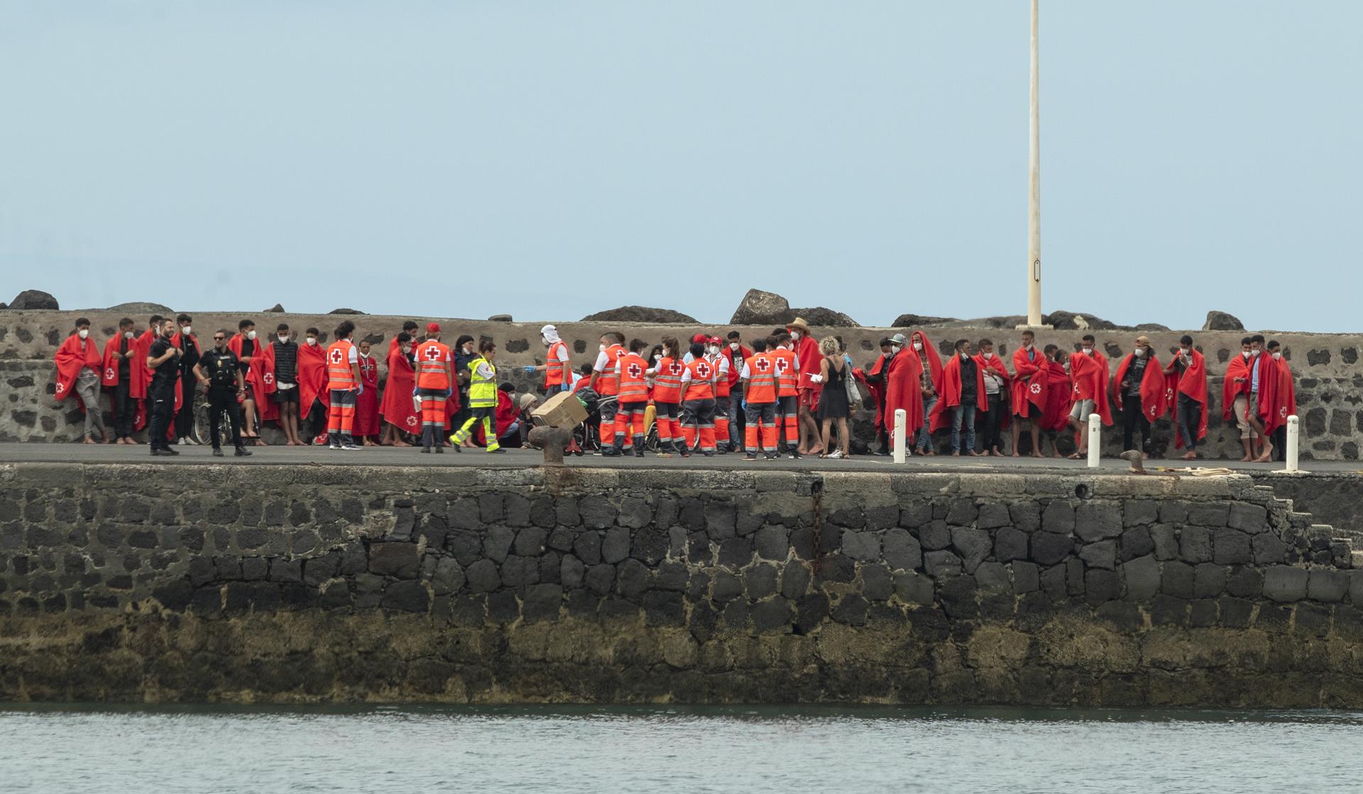 Migrantes rescatados por Salvamento Marítimo cuando viajaban en una pequeña embarcación a unos 25 kilómetros al noreste de la costa de Lanzarote.