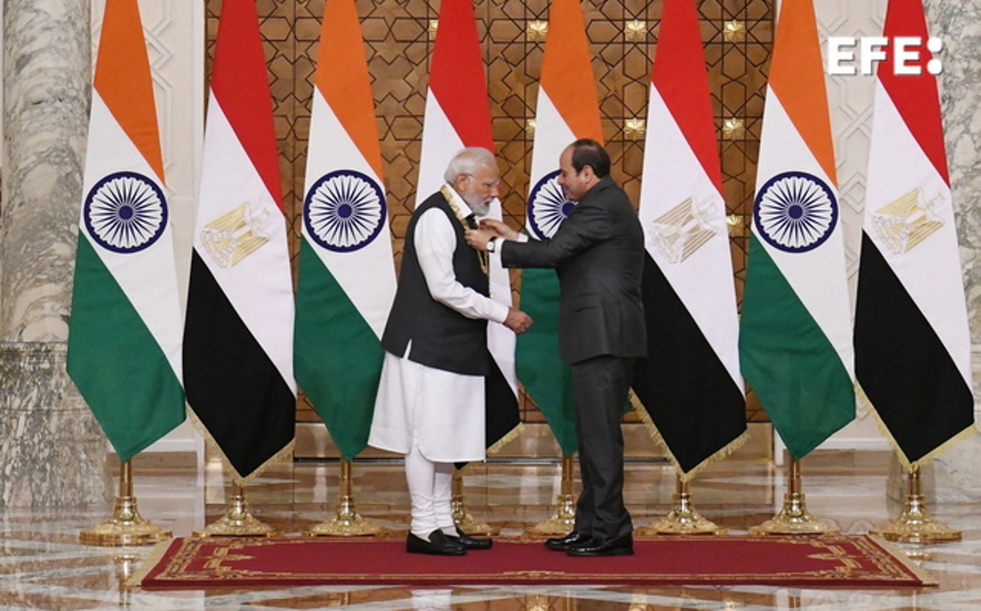 A handout photo made available by Egyptian presidential office shows Egyptian President Abdul Fattah al-Sisi (R) conferring Indian Prime Minister Narendra Modi with the 'Order of the Nile' award, in Cairo, Egypt, 25 June 2023. EFE-EPA/EGYPTIAN PRESIDENTIAL OFFICE HANDOUT HANDOUT EDITORIAL USE ONLY/NO SALES
