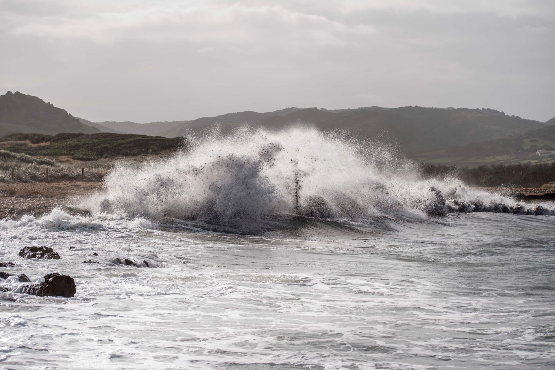 En la imagen de archivo, vista del fuerte oleaje en las aguas de la playa Binimel-là, en Menorca. EFE/ David Arquimbau