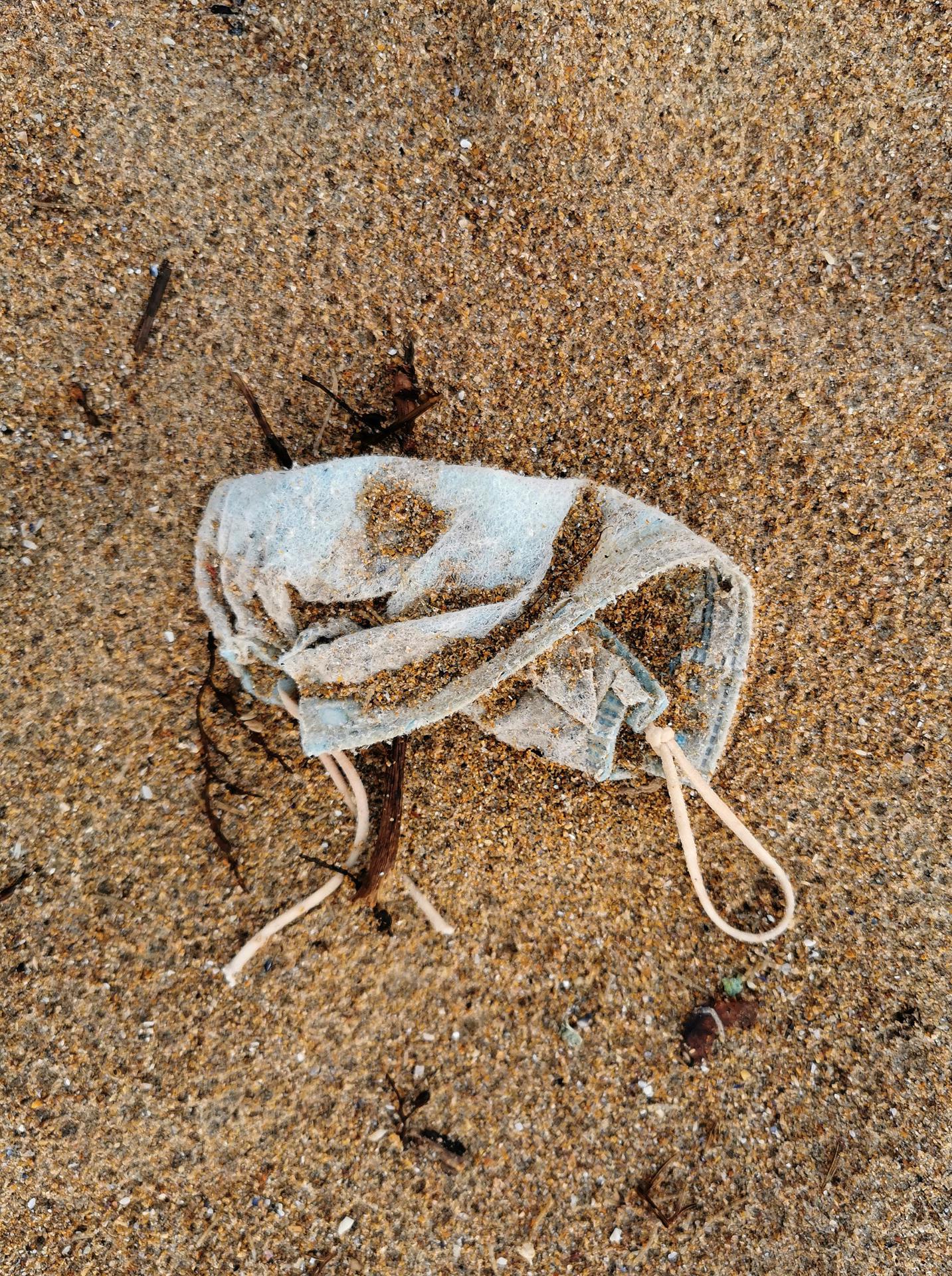 En la imagen de archivo, una mascarilla abandonada en la arena en una playa en A Coruña. EFE/Cabalar