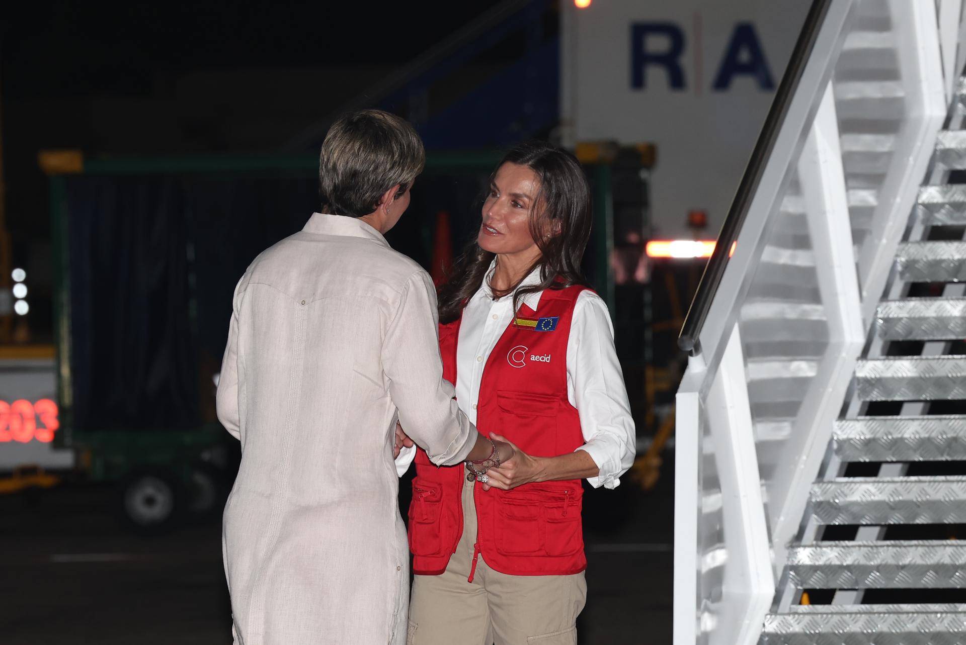 La reina Letizia de España (d), es recibida por la primera dama de Colombia, Verónica Alcocer, a su llegada al Aeropuerto Rafael Núñez, hoy en Cartagena (Colombia). EFE/ Villar López

