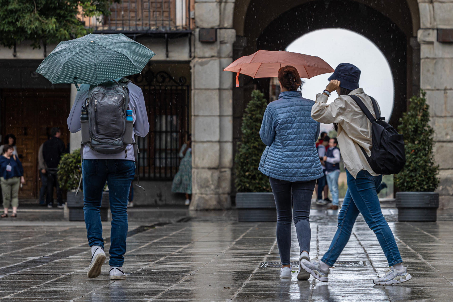 Enla imagen de archivo, varias personas se protegen de la lluvia en Toledo. EFE/ Ángeles Visdómine