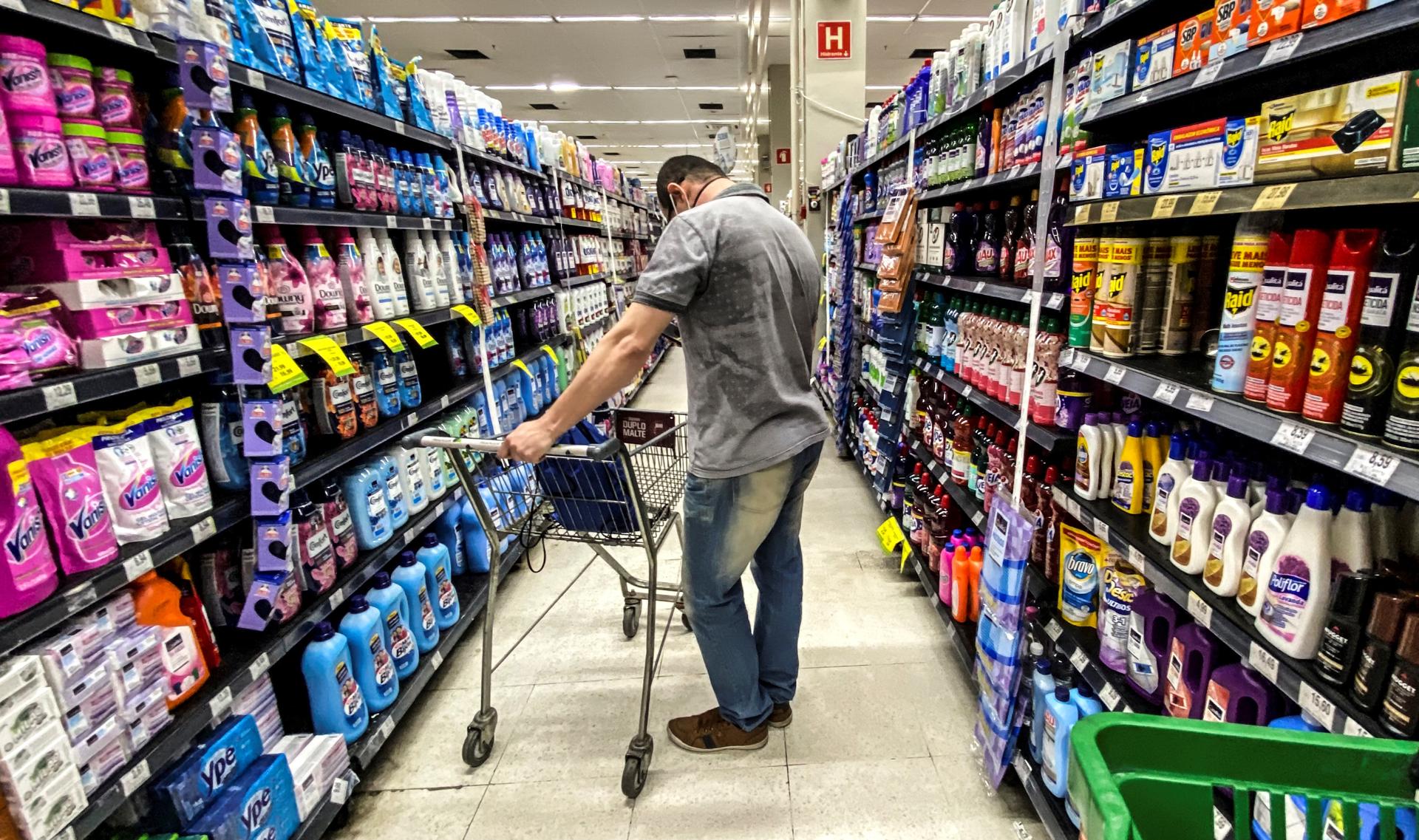 Un hombre busca productos en un supermercado de Río de Janeiro (Brasil), en una fotografía de archivo. EFE/Antonio Lacerda