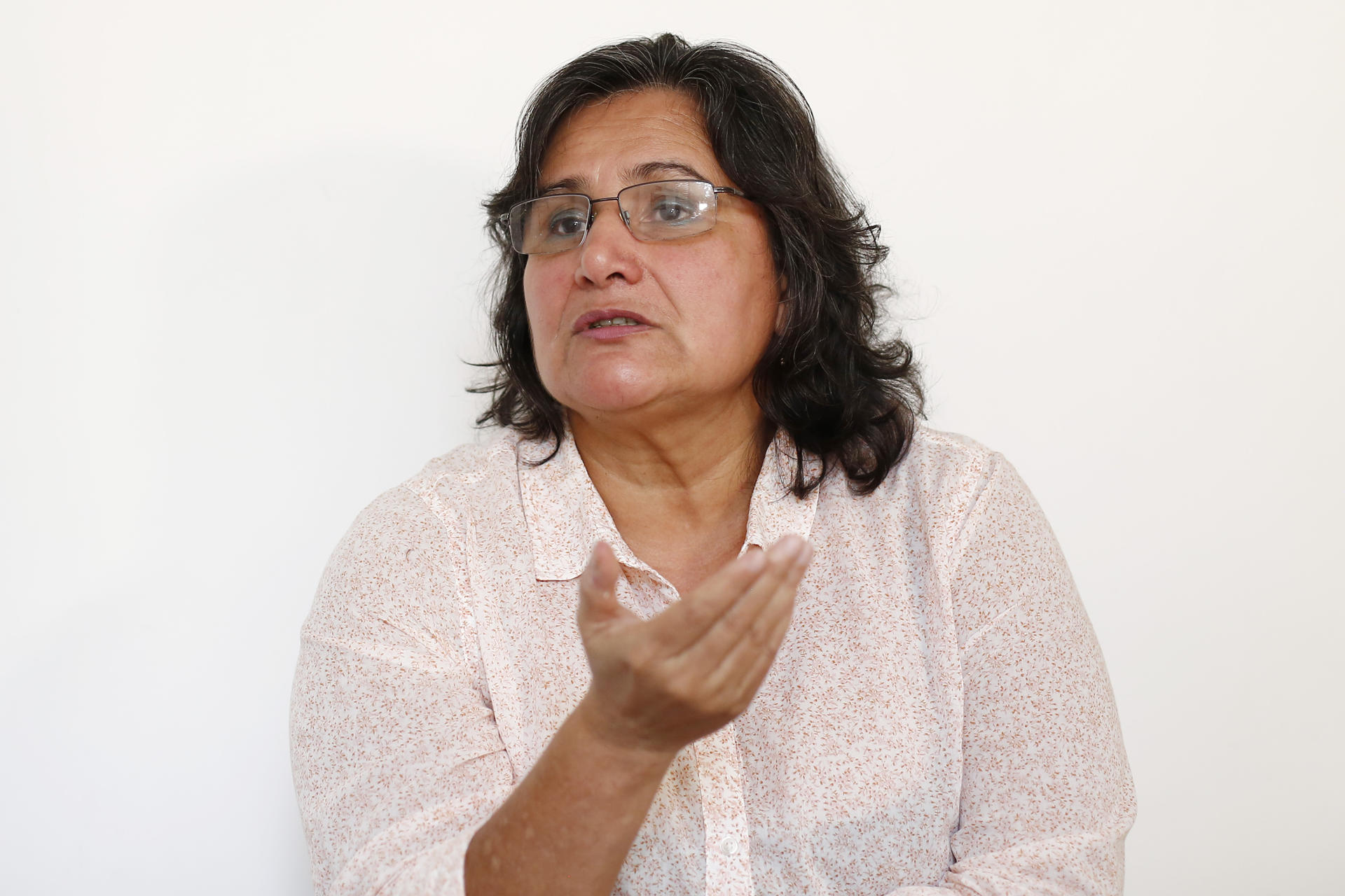 Celia Medrano, defensora de derechos humanos y aspirante a la Vicepresidencia por el Movimiento Sumar, habla durante una entrevista con EFE, el 6 de junio de 2023, en San Salvador (El Salvador). EFE/Rodrigo Sura