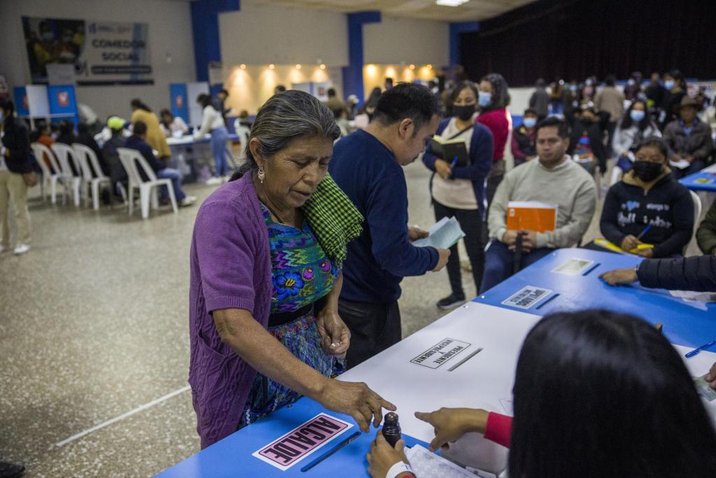 Ciudadanos votan hoy en las elecciones generales tras la apertura de los colegios electorales, en San Juan Sacatepéquez a 45 kilómetros de la Ciudad de Guatemala (Guatemala). EFE/ Esteban Biba
