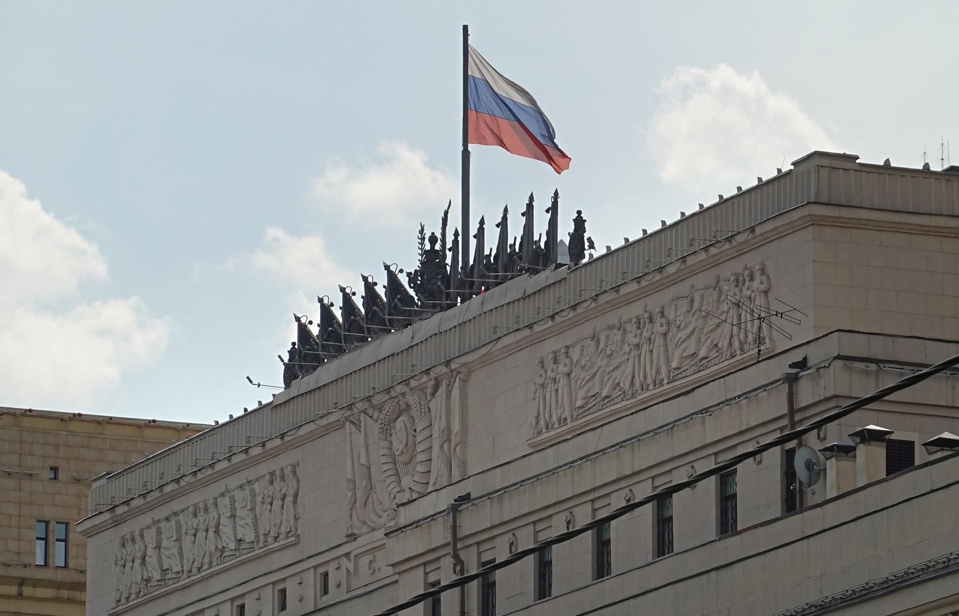 Bandera de Rusia en el Ministerio de Defensa de Mos´cu