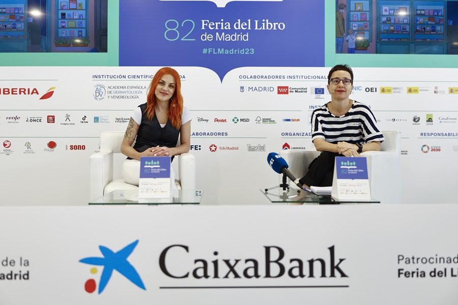 The astronaut Sara García (i), and the head of the Science and Technology section of the EFE Agency, Noemí G. González, within the day of activities programmed by the EFE Agency at the Madrid Book Fair, this Monday. 