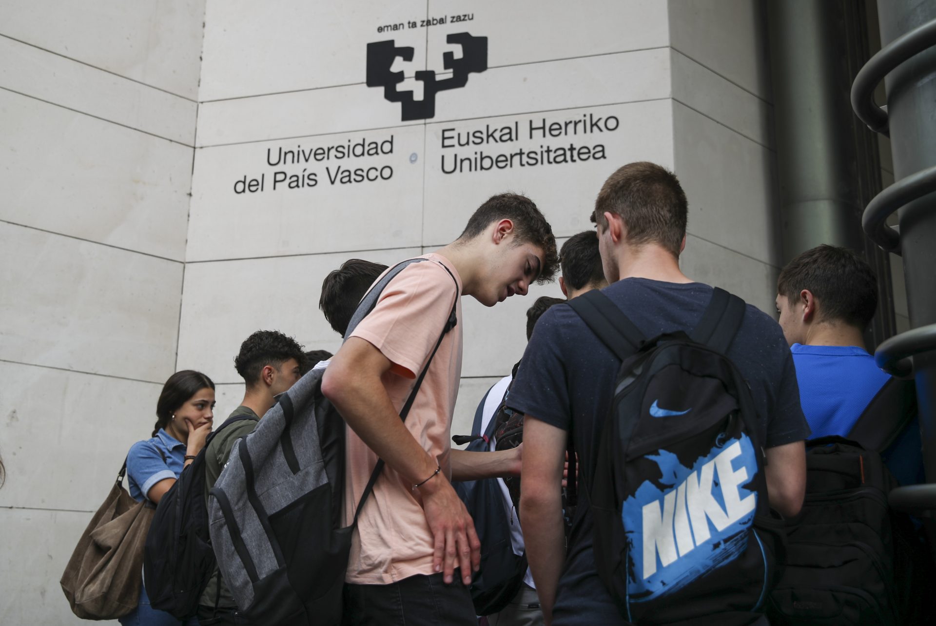 Estudiantes se agolpan en la facultad de Ingeniería para realizar las pruebas de la Evaluación para el Acceso a la Universidad en Euskadi a las que están convocados 12.895 estudiantes de Bachillerato y FP en el País Vasco. EFE/Luis Tejido