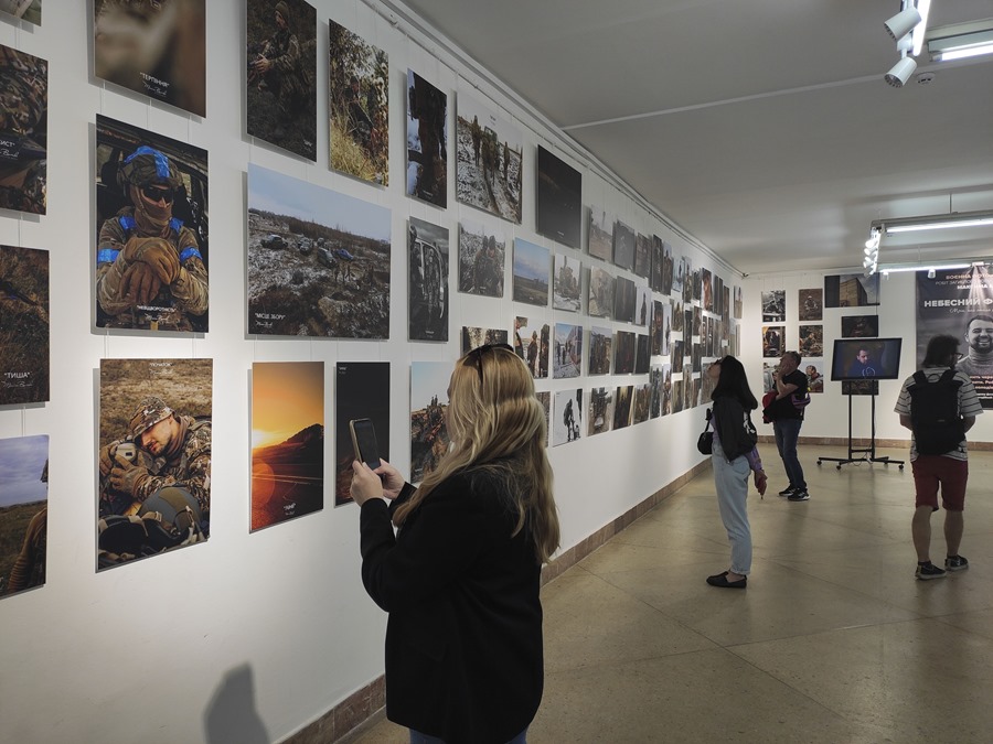 Vista de la exposición póstuma "Fotógrafo celestial", con las más de 200 fotografías de Maxim Burda, un fotógrafo civil convertido en soldado voluntario.