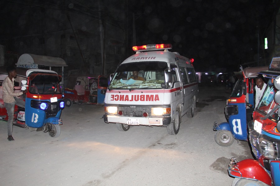 Servicios de emergencia en el hotel de Mogadiscio