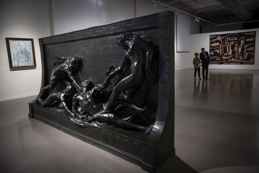 Vista de la escultura "La muerte de Orfeo", de Nemesio Mogrobejo, este jueves en San Sebastián, donde la colaboración entre el Museo de Bellas Artes de Bilbao y Tabakalera