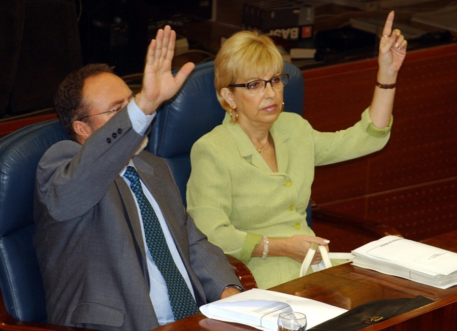 Los diputados tránsfugas Eduardo Tamayo y María Teresa Sáez, durante la votación