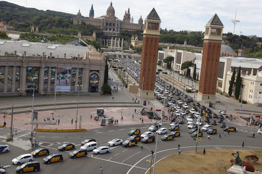 Marcha de centenares de taxis por el centro de Barcelona.