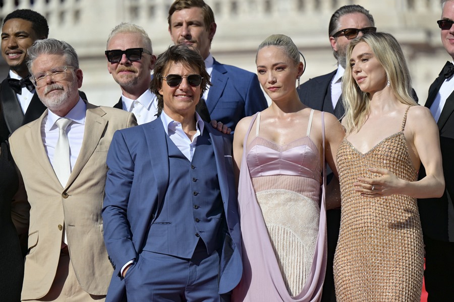 El elenco de la película "Mission: Impossible":, con Tom Cruise (2izd) como protagonista, el pasado lunes en Roma. 