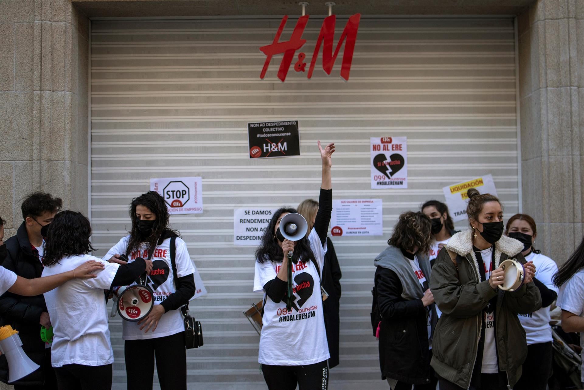 Trabajadores del grupo H&M protestan ante las puertas de la tienda de la calle Colón, este jueves en Valencia.