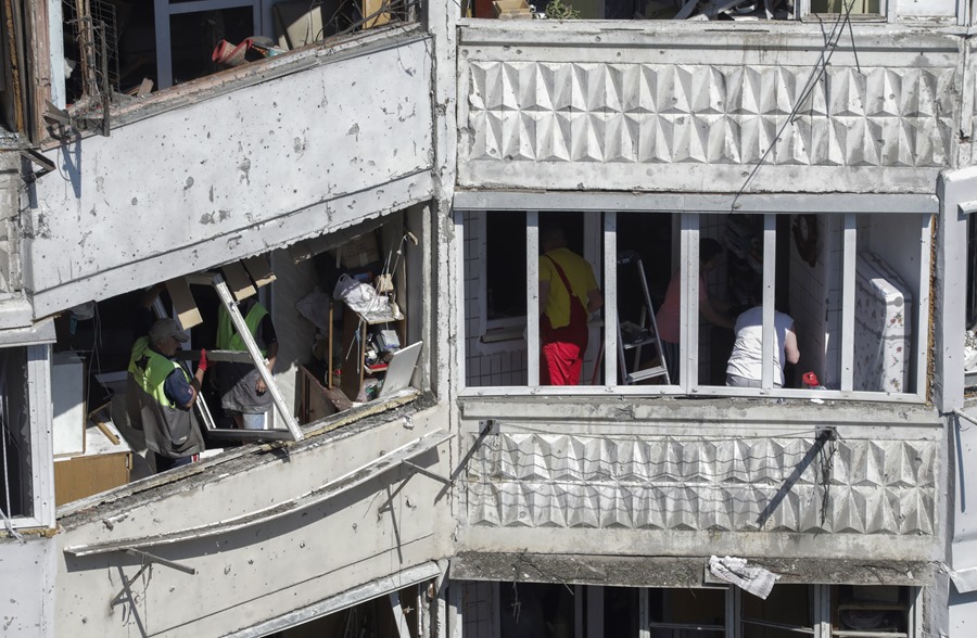 Un grupo de personas en un edificio afectado por una bomba en Odesa.