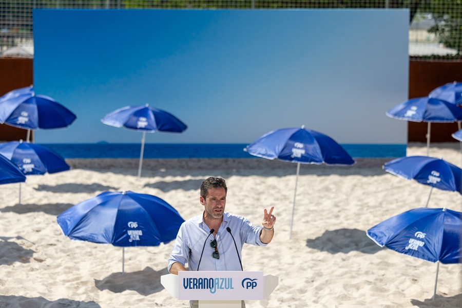 "Verano azul", la campaña del PP con sombrillas de playa