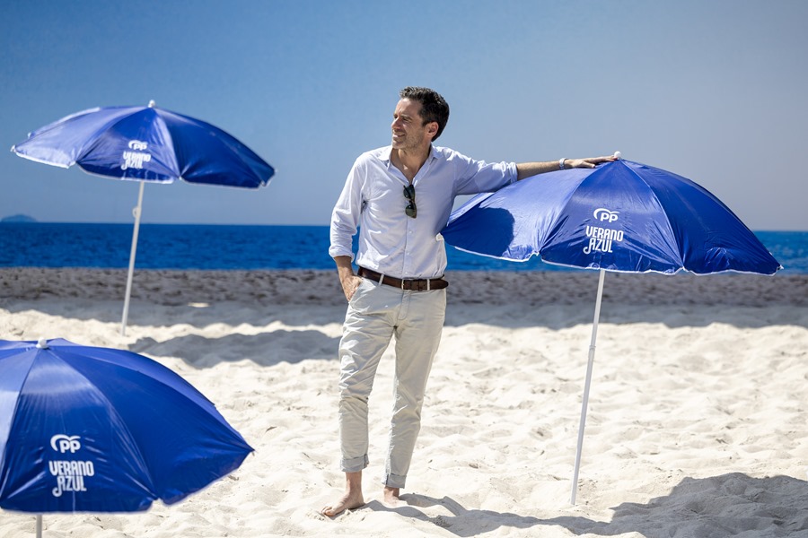 "Verano azul", la campaña del PP con sombrillas de playa