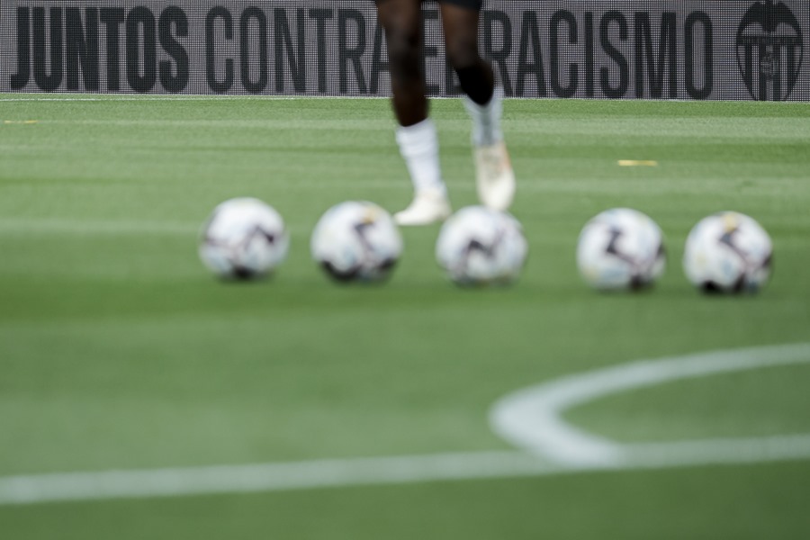 Pancartas contra el racismo en un campo de fútbol