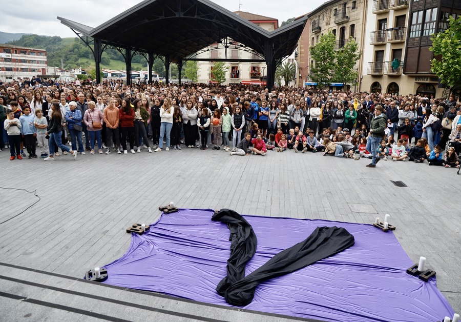 Concentración contra el asesinato de Lourdes, vecina del pueblo de Orio